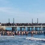 Alassio riparte dopo la mareggiata, 200 in acqua al cimento invernale