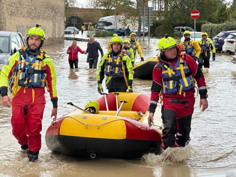 Volontari della Salvamento Versilia nel fango di Campi Bisenzio: “La nostra è una missione”