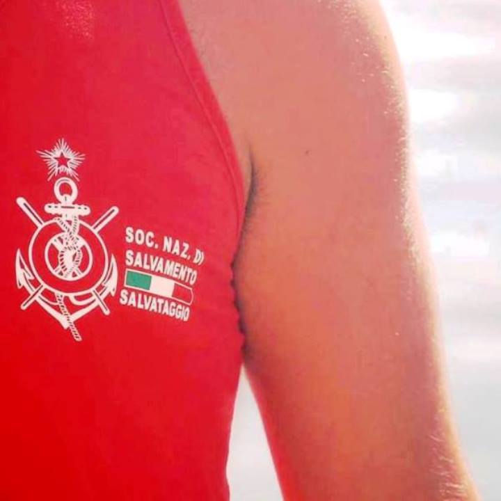 Un’onda può bastare: il pericolo nascosto della pesca sugli scogli con il mare mosso