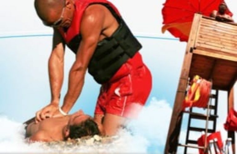 Scogli e mare calmo: il pericolo invisibile che ogni estate mette a rischio i bagnanti