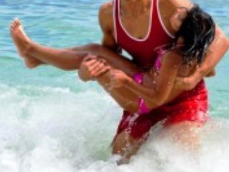 Colto da crampi in mare: salvato ragazzo di 14 anni