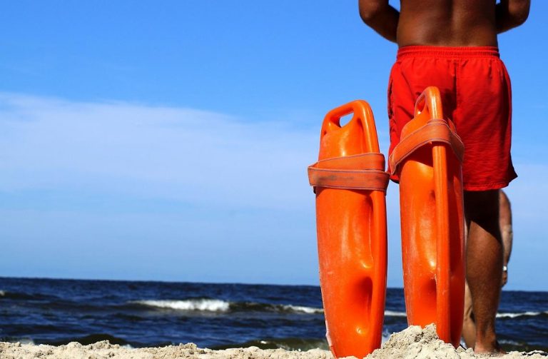 Quando il mare non perdona: i pericoli nascosti di alcol, caldo e stanchezza