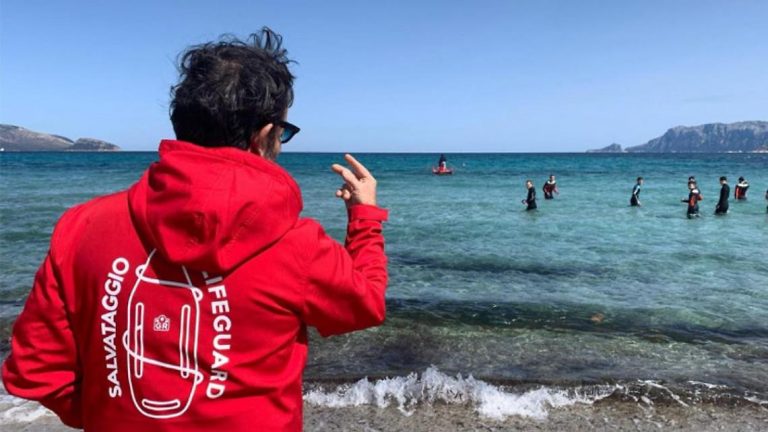 Come chiedere aiuto davvero: segnali universali e comportamenti corretti