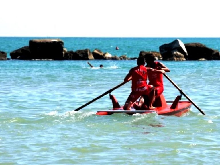 Prevenzione per chi nuota al largo o fa triathlon in mare: i rischi da non sottovalutare