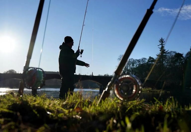 Mare fuori stagione: pescatori sportivi e rischi senza sorveglianza