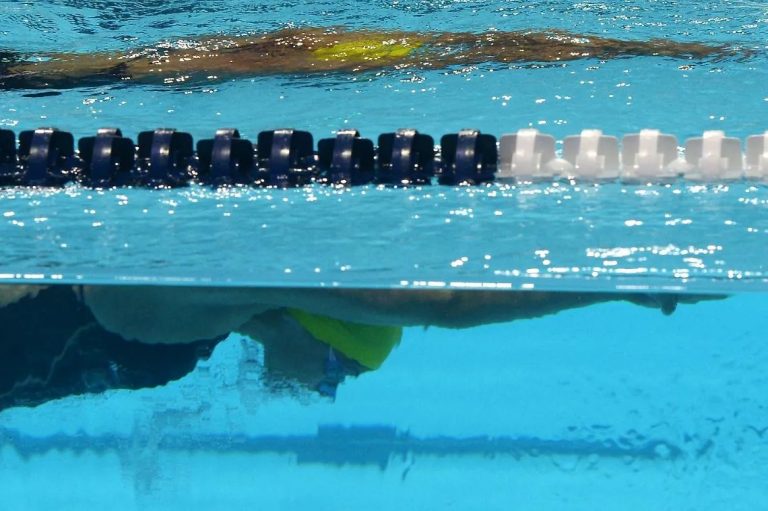 La piscina non è senza rischi: quali pericoli si nascondono nell’acqua al chiuso