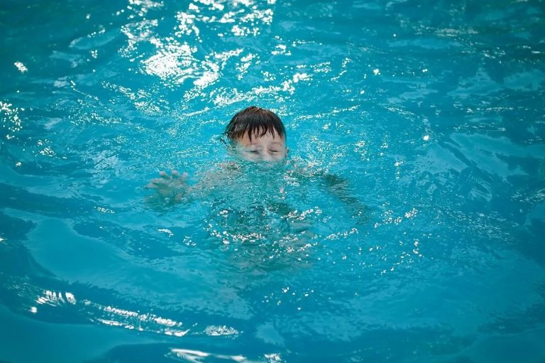 Profondità, bordi, scale e vasche: imparare a leggere una piscina prima di entrare in acqua